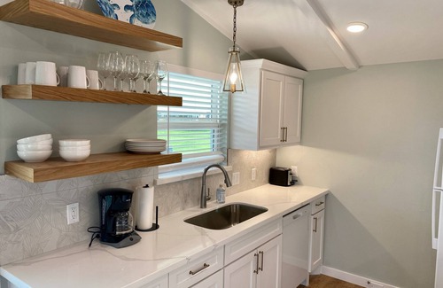 Galveston House | Pet Friendly Cottage - Gulf Views - 5 Min walk to Beach loop