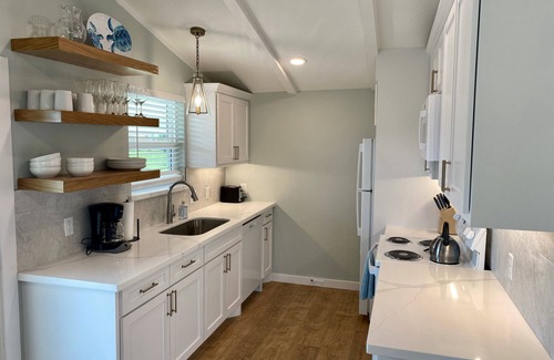Galveston House | Pet Friendly Cottage - Gulf Views - 5 Min walk to Beach loop