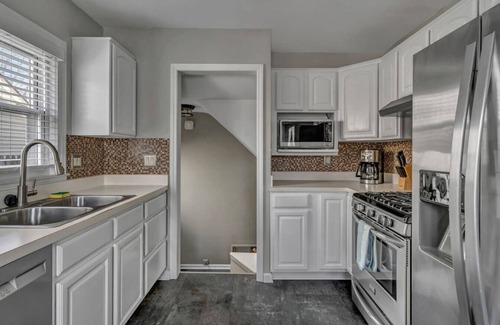 Royal Oak House | Pet Friendly Cozy Bungalow with King Bed and Yard