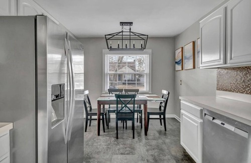 Royal Oak House | Pet Friendly Cozy Bungalow with King Bed and Yard