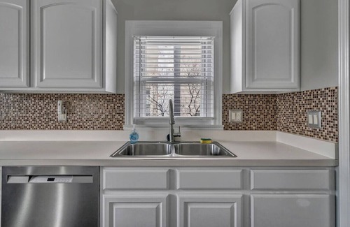 Royal Oak House | Pet Friendly Cozy Bungalow with King Bed and Yard