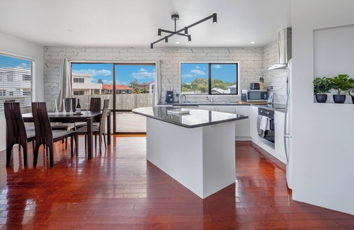 One Tree Point House | Pet-Friendly Deck Retreat w/Marina Views!