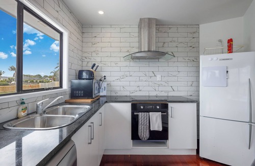 One Tree Point House | Pet-Friendly Deck Retreat w/Marina Views!