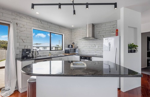 One Tree Point House | Pet-Friendly Deck Retreat w/Marina Views!