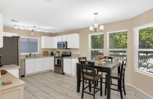 Bridlewood Ranch Estates House | Pet-Friendly Desert Retreat. Modern 3BR + Spa Bath. Long-Term + Gem Show Ready