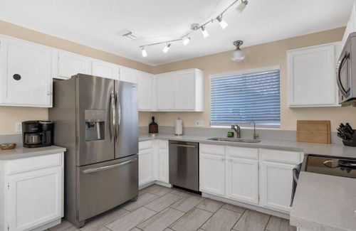 Bridlewood Ranch Estates House | Pet-Friendly Desert Retreat. Modern 3BR + Spa Bath. Long-Term + Gem Show Ready