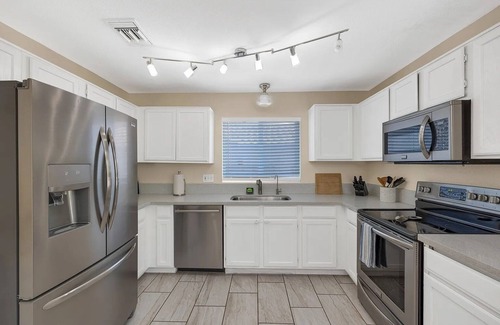 Bridlewood Ranch Estates House | Pet-Friendly Desert Retreat. Modern 3BR + Spa Bath. Long-Term + Gem Show Ready