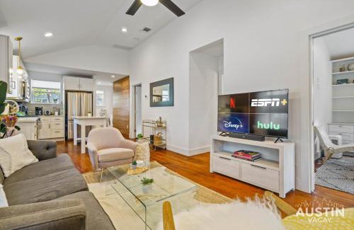 East Cesar Chavez House | Pet Friendly East Cesar Chavez Home Near Downtown