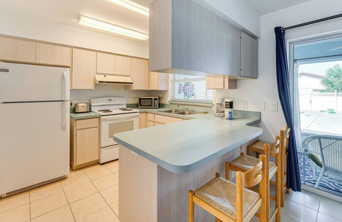 Grove City Condo | Pet-Friendly Englewood Getaway Near Ocean!