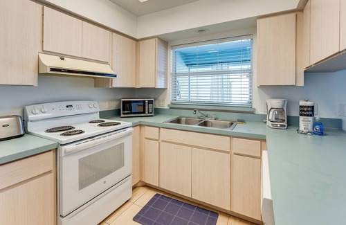 Grove City Condo | Pet-Friendly Englewood Getaway Near Ocean!