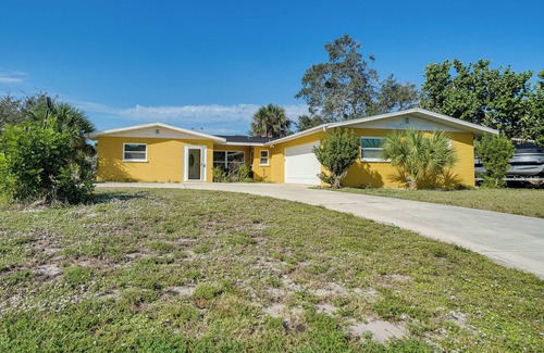 Englewood South Cottage | Pet-friendly Englewood Home - 4 Mi to Beach!