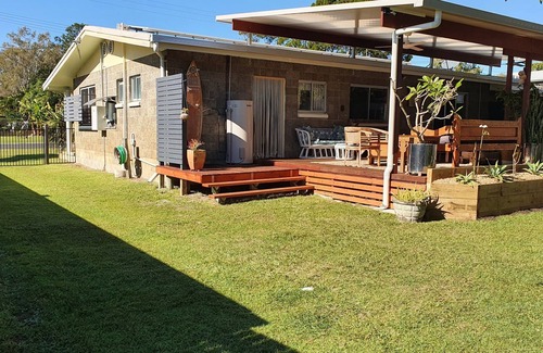 Rainbow Beach House | Pet friendly, family home close to beach and shops