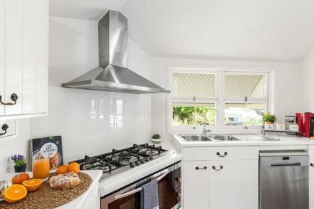 Balmoral House | Pet Friendly Family Home In Brisbane - Relocations and Family Stays - Fast Internet - Parking - Netflix