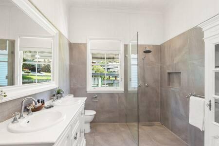 Balmoral House | Pet Friendly Family Home In Brisbane - Relocations and Family Stays - Fast Internet - Parking - Netflix