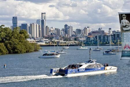 Balmoral House | Pet Friendly Family Home In Brisbane - Relocations and Family Stays - Fast Internet - Parking - Netflix