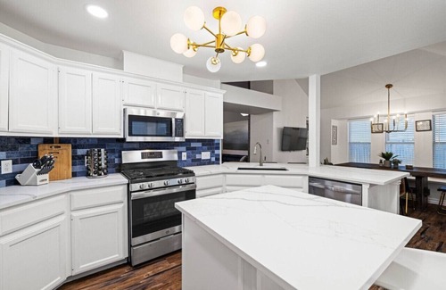 Round Rock House | Pet friendly, Fast WiFi, Fully Fenced, PrivtePatio