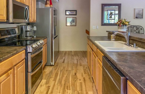 Frisco House | Pet-Friendly Frisco Home w/Deck - Walk to Main St