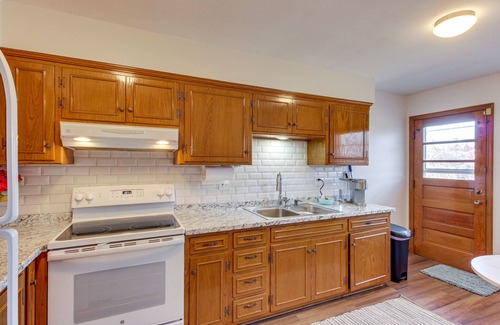 Merriam House | Pet-Friendly Getaway - Walk to Quail Creek Park