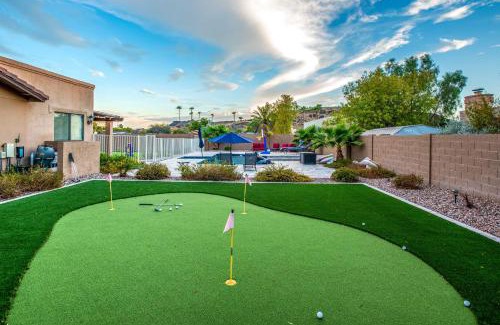 Saddleback Hills House | Pet-Friendly Glendale Home with Pool and Putting Green