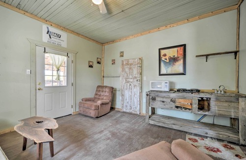 Harper Cottage | Pet-friendly Harper Farmhouse w/Large Deck!