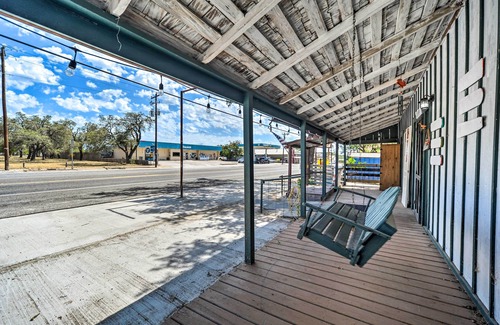 Harper Cottage | Pet-friendly Harper Farmhouse w/Large Deck!