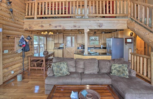 Albany Cabin | Pet-Friendly Highway Log Cabin w/ Lake View!