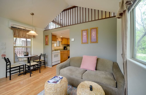 Fredericksburg Cabin | Pet-Friendly Hill Country Cabin w/Shared Hot Tub!