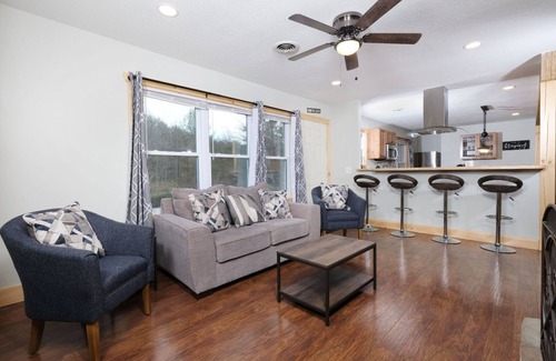Gatlinburg - Pigeon Forge Cabin | Pet Friendly, Hot Tub & More! - Big Oak Hideaway