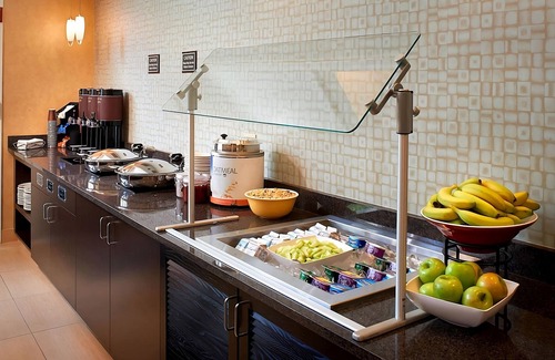Waukegan Hotel | Pet-friendly Hotel! 3 Relaxing 2BR Suites with Free Breakfast, Outdoor Pool!