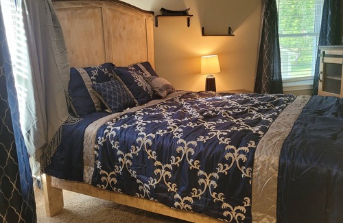 Lee's Summit House | Pet-friendly House with a Beautiful Yard