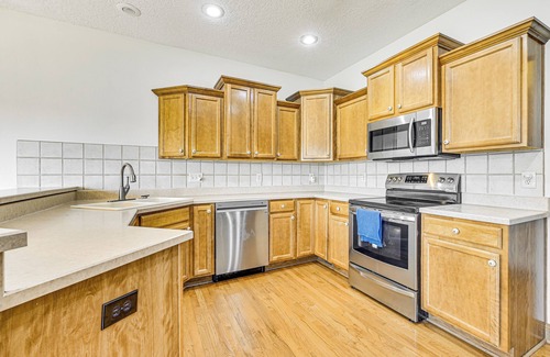 Johnston House | Pet-Friendly Johnston Getaway w/Deck & Yard!