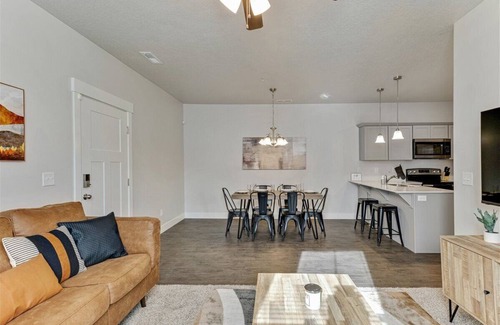 Lehi Condo | Pet Friendly! King Bed! 30+ Day stays welcome!