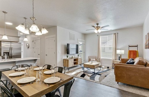 Lehi Condo | Pet Friendly! King Bed! 30+ Day stays welcome!
