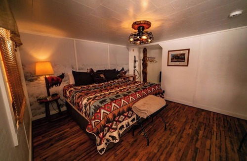 Dubois Cabin | Pet Friendly King Suite w/Riverfront Access, Hot tub, Parking & Mountain Views