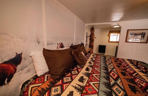 Dubois Cabin | Pet Friendly King Suite w/Riverfront Access, Hot tub, Parking & Mountain Views