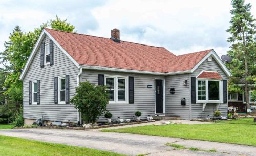 Lake Geneva House | Pet Friendly Lake Geneva Getaway for 6