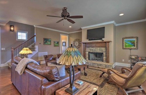 Reynolds Landing House | Pet-Friendly Lake Oconee Home in Gated Community!