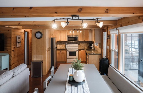 Bobcaygeon Cottage | Pet-Friendly Lakefront Log Home - DOCK | CANOE | BOARD GAMES