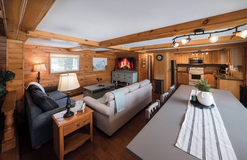 Bobcaygeon Cottage | Pet-Friendly Lakefront Log Home - DOCK | CANOE | BOARD GAMES