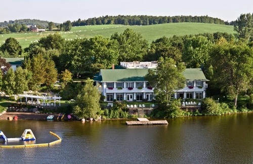 Otonabee-South Monaghan Cottage | Pet-Friendly Lakeside Cottages With Private Outdoor Decks for a Homely Stay