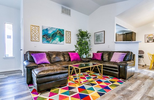 Moore House | Pet friendly & less than 20 minutes to downtown OKC, airport, and OU stadium!