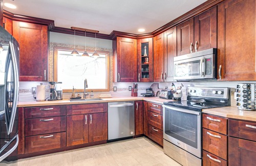 Lincoln House | Pet-Friendly Lincoln Home: 1 Mi to Gateway Mall