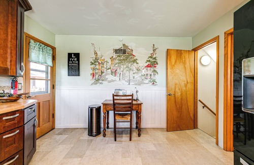 Lincoln House | Pet-Friendly Lincoln Home: 1 Mi to Gateway Mall