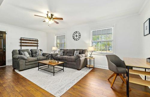 Mobile Apartment | Pet-Friendly Mobile Condo about 4 Mi to Downtown!