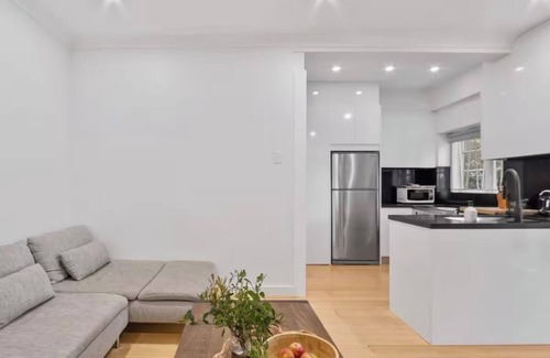Bellevue Hill Apartment | Pet Friendly Modern Apartment in Rose Bay near water