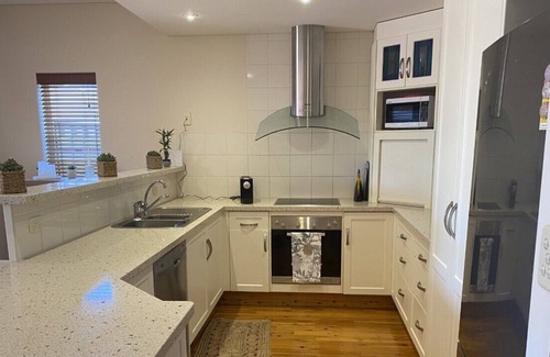 Port Lincoln House | Pet Friendly, Modern Townhouse With sea Views Looking Over Boston Bay