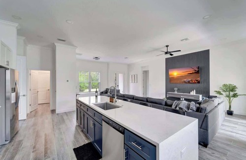 Osprey House | Pet-Friendly Modern Retreat Near Siesta Key