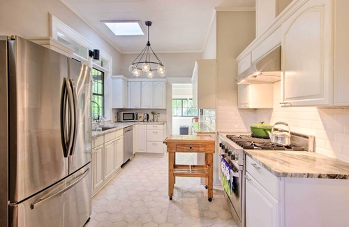 Natchez Cottage | Pet-Friendly Natchez Home: Walk to Downtown!