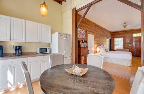 Historic Seaport Apartment | Pet Friendly, Near Duval - Rose Petal Petite Suite