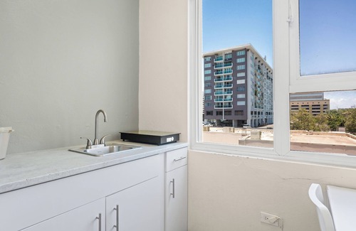 Miramar Apartment | Pet Friendly | Near The Beach | Free Parking | Air Conditioner